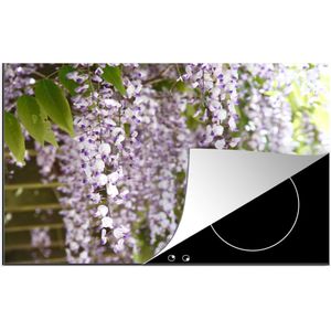 KitchenYeah® Inductie beschermer 78x52 cm - Blauweregen met een vervaagde groene achtergrond - Kookplaataccessoires - Afdekplaat voor kookplaat - Inductiebeschermer - Inductiemat - Inductieplaat mat