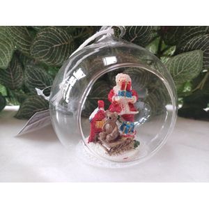 Transparante kerstbal met sneeuwman met slee en pakjes 9cmHxØ9cm