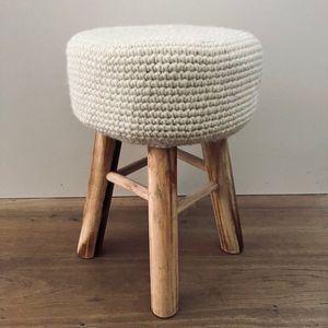 Luna-Leena duurzaam houten krukje /stoel met een wollen hoes - gebroken wit - schapenwol - hand gehaakt in Nepal - kinderstoel - kinderkruk - kruk - knitted cover - kids decoration stool - wool - landelijk - woonkamer