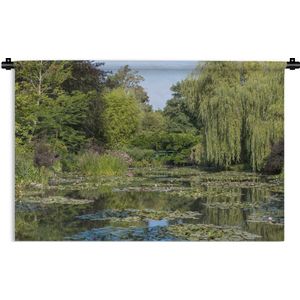 Wandkleed Monet's tuin - De Japanse brug van afstand op een zomerdag in de tuin van Monet Wandkleed katoen 150x100 cm - Wandtapijt met foto
