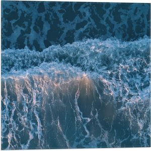 WallClassics - Vlag - Bovenaanzicht van Aanstromende Golven - 50x50 cm Foto op Polyester Vlag