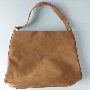 SHOPPER schoudertas - happinesstassen - suede look - bruin/cognac kleur - klein en lang tashengsel - zeer soepel - zijvak met rits - ruim binnen vak - kleine vakjes - vlot - modern