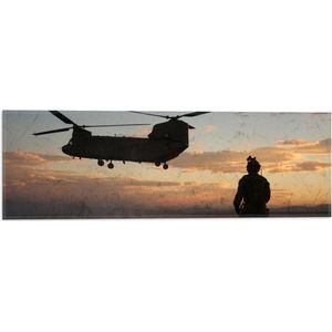 WallClassics - Vlag - Soldaat bij Legervliegtuig met Zonsondergang - 60x20 cm Foto op Polyester Vlag