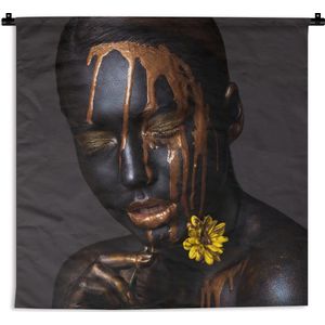WandkleedBlack & Gold - Donkere vrouw met gouden vloeistof Wandkleed katoen 60x60 cm - Wandtapijt met foto