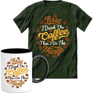 T-Shirtknaller T-Shirt met Koffiemok | First I Drink Coffee - Koffie Kleding | Heren / Dames Shirt met Mok Cadeau | Kleur groen | Maat XXL