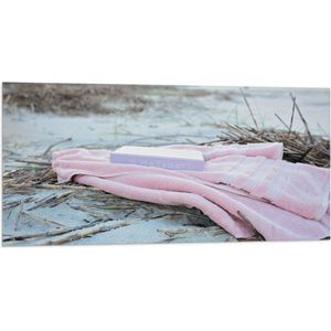WallClassics - Vlag - Boek met Handdoek op Beige Strand - 100x50 cm Foto op Polyester Vlag