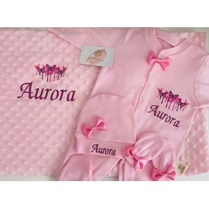 SZN Designs - Kraamcadeau meisje - Pyjama set met deken - Vlinders roze - Geborduurd met naam