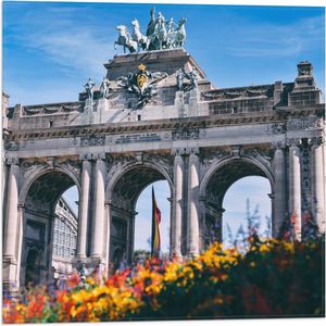 WallClassics - Vlag - Monument in Brussel met Bloemen - 50x50 cm Foto op Polyester Vlag