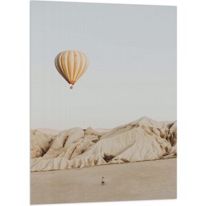 WallClassics - Vlag - Beige Luchtballon boven Beige Rotsen - 70x105 cm Foto op Polyester Vlag
