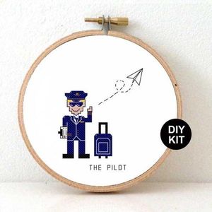 Piloot borduurpakket. DIY kado voor hem. DIY kado idee mannelijke piloot. Eenvoudig borduurpakket voor piloot inclusief borduurring en DMC garen