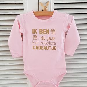 Baby Rompertje meisje  tekst zwangerschap aankondiging - announcement Ik ben dit jaar het mooiste cadeautje | Lange mouw | roze met goud | maat 74/80 | cadeau papa mama oma en opa oom tante vaderdag moederdag