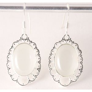 Opengewerkte zilveren oorbellen met witte opaal