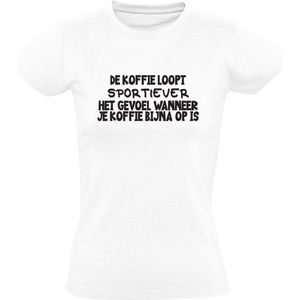 De koffie loopt sportiever het gevoel wanneer je koffie bijna op is Dames t-shirt| koffie | cafeine | zwarte koffie | warme drank | grapje| op | grappig | mok | humor |