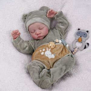 Reborn baby pop 'Liam' - 50 cm - Slapend jongetje - Full body vinyl - Onesie, muts, fles en speen - In geschenkdoos