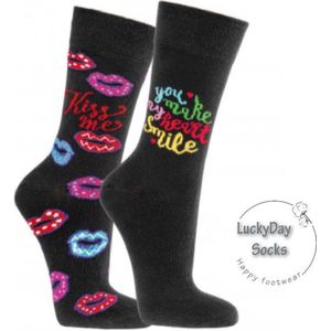 Verjaardag cadeau - Kiss me sokken - Kus me sokken - Valentijnsdag cadeau - Mismatch Sokken -Leuke sokken - Vrolijke sokken - Luckyday Socks - Sokken met tekst - Aparte Sokken - Socks waar je Happy van wordt - Maat 41-47