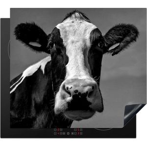 KitchenYeah® Inductie beschermer 57.6x51.6 cm - Een Friese koe kijkt recht in de camera - zwart wit - Kookplaataccessoires - Afdekplaat voor kookplaat - Inductiebeschermer - Inductiemat - Inductieplaat mat