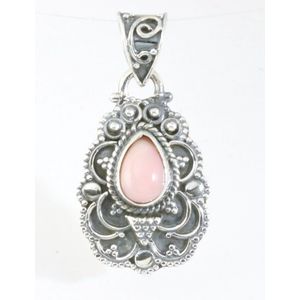 Traditionele bewerkte zilveren hanger met roze opaal