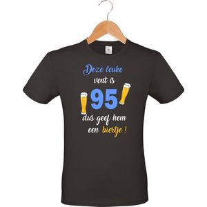 mijncadeautje - T-shirt unisex - zwart - verjaardag - feestje - cadeautje - Deze leuke vent is 95, dus geef hem een biertje - maat L