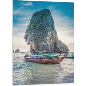 WallClassics - Vlag - Toeristenboot bij Railay Schiereiland in Thailand - 70x105 cm Foto op Polyester Vlag