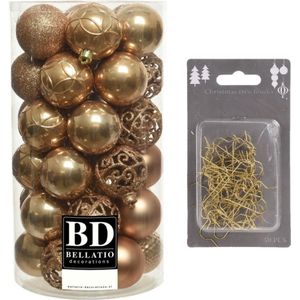37x stuks kunststof kerstballen camel bruin 6 cm inclusief gouden kerstboomhaakjes - Kerstversiering