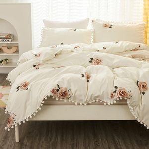 Beddengoed, 135 x 200 cm, 4-delig, wit, roze, bloemen, pompons, omkeerbaar beddengoed, microvezel, zachte beddengoedsets, meisjes, dekbedovertrek, 2 dekbedovertrekken met ritssluiting en 2