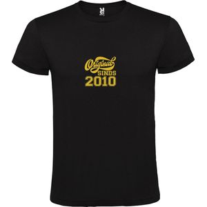 Zwart T-Shirt met “Original Sinds 2010 “ Afbeelding Goud Size XL