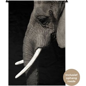 Wandkleed Dieren - Close-up van een olifant op een zwarte achtergrond Wandkleed katoen 90x135 cm - Wandtapijt met foto