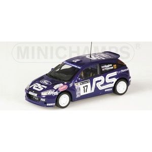 De 1:43 Diecast Modelcar van de Ford Focus RS WRC #17 van de RAC Rally 2001. De coureurs waren Higgins en Thomas. De fabrikant van het schaalmodel is Minichamps.