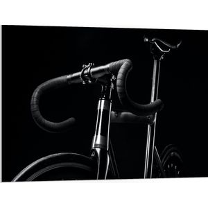 WallClassics - PVC Schuimplaat - Zwarte Mountainbike Fiets tegen Zwarte Achtergrond - 100x75 cm Foto op PVC Schuimplaat (Met Ophangsysteem)
