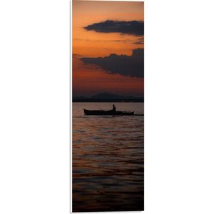 WallClassics - PVC Schuimplaat - Vissersboot in de Avondzon op Meer - 20x60 cm Foto op PVC Schuimplaat (Met Ophangsysteem)