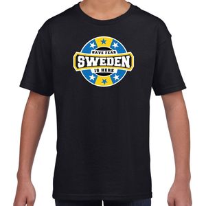 Have fear Sweden is here t-shirt met sterren embleem in de kleuren van de Zweedse vlag - zwart - kids - Zweden supporter / Zweeds elftal fan shirt / EK / WK / kleding 158/164