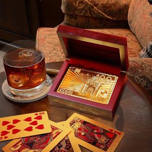 MikaMax Gouden Luxe Speelkaarten - Pokerkaarten - Incl. houten Bewaardoos - 54 Waterdichte Kaarten - Complete Set - Kaartspellen
