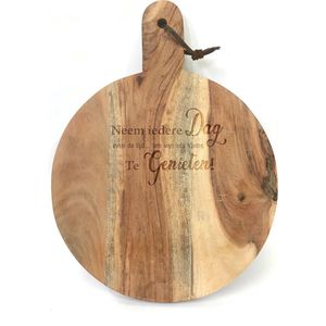 Ronde snijplank/hapjesplank tekst gravure, quote: NEEM IEDERE DAG EVEN DE TIJD OM VAN IETS KLEINS TE GENIETEN. Het formaat is 40x30cm incl. handvat en 30cm doorsnede excl. handvat.