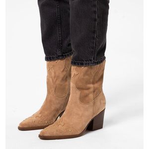 Manfield - Dames - Beige suède cowboylaarzen met goudkleurige studs - Maat 40