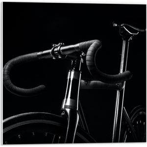 WallClassics - PVC Schuimplaat - Zwarte Mountainbike Fiets tegen Zwarte Achtergrond - 50x50 cm Foto op PVC Schuimplaat (Met Ophangsysteem)