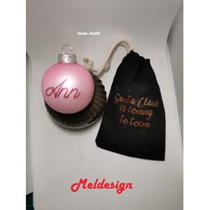 Kerst Kerstbal met naam met gratis opbergtasje roze matt glitter roze letters