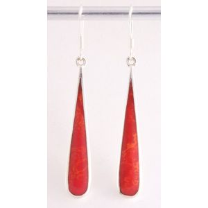 Lange druppelvormige zilveren oorbellen met rode koraal steen