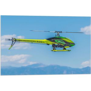 WallClassics - Vlag - Geel Groene Helikopter bij Wolken - 60x40 cm Foto op Polyester Vlag