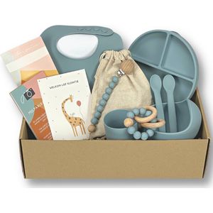 Kids Cultures - Giftbox L - Baby Geschenkset, Kraampakket, Babyshower, Kraammand - Kraamcadeau Jongen & Meisje - Siliconen Kinderservies, Slab, Bijtring en Wenskaarten - Blauw