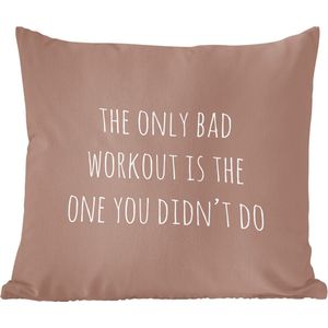 Sierkussens - Kussentjes Woonkamer - 45x45 cm - Engelse quote ""The only bad workout is the one you didn't do"" tegen een bruine achtergrond