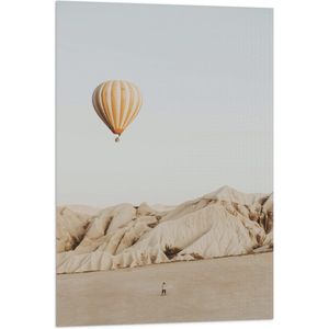 WallClassics - Vlag - Beige Luchtballon boven Beige Rotsen - 60x90 cm Foto op Polyester Vlag