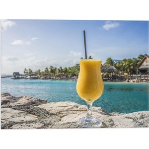 WallClassics - Vlag - Gele Cocktail op Rots aan het Water van Vakantieplek - 40x30 cm Foto op Polyester Vlag