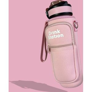 Drink Station Waterfles / Drinkfles | 1 liter | Roze pink | Handig zakjes voor je telefoon sleutels en Airpods| BPA- & Lekvrij | Drinkfles met rietje volwassenen | Drinkfles volwassenen | Drinkfles 1 liter | Gratis bagstrap erbij | Cadeau voor haar