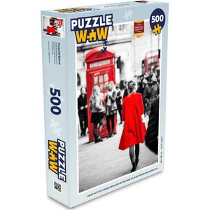 Puzzel Zwart-wit foto van een vrouw die met een rode jas in de straten van Londen loopt - Legpuzzel - Puzzel 500 stukjes
