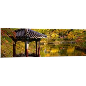 WallClassics - PVC Schuimplaat- Gazebo bij een Vijver - Secret Garden - Seoul - 150x50 cm Foto op PVC Schuimplaat