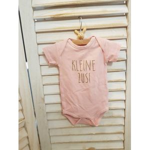 Rompertje met tekst - Kleine zus / little sister | Baby rompertje met leuke tekst | | kraamcadeau | roze maat 56 korte mouw |