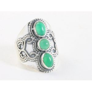 Zware bewerkte zilveren ring met 3 groene onyx stenen - maat 18