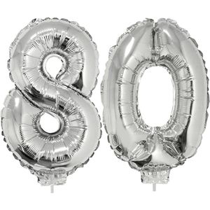 80 jaar leeftijd feestartikelen/versiering cijfers ballonnen op stokje van 41 cm - Combi van cijfer 80 in het zilver