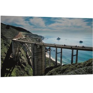 WallClassics - Vlag - Bixby Creek Bridge - Amerika - 120x80 cm Foto op Polyester Vlag