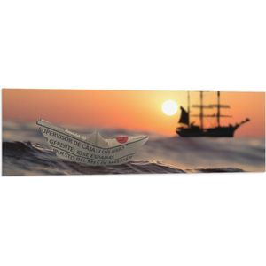 WallClassics - Vlag - Papieren Bootje op Zee met Groot Schip en Zon - 120x40 cm Foto op Polyester Vlag